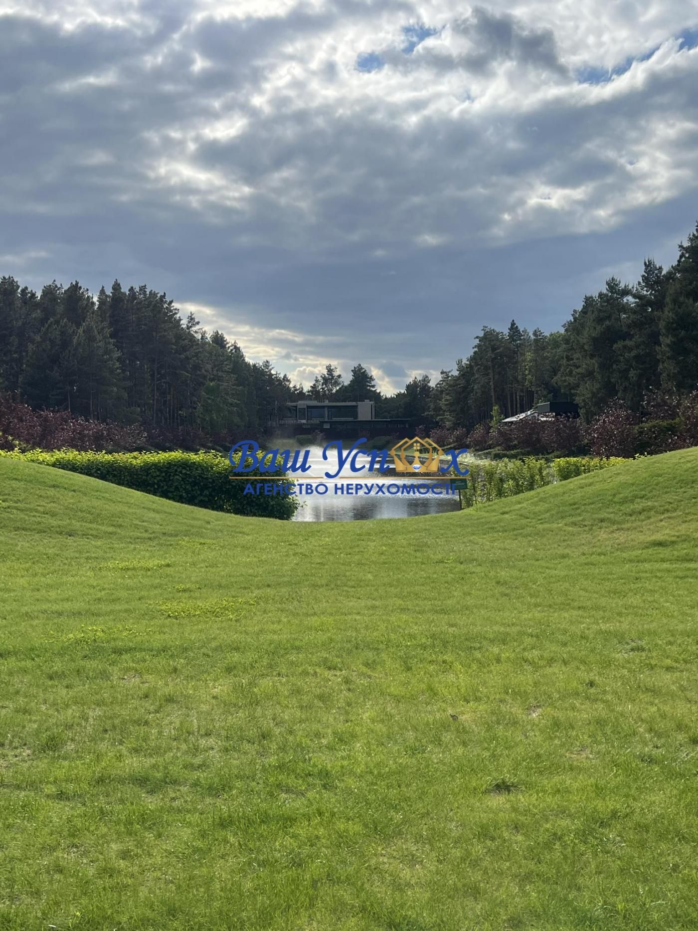 Продажа дома в лесу c выходом на озеро в городке Riviera Village .
