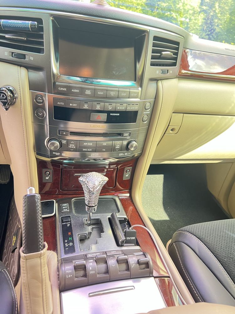 Автомобіль Лексус Лх 570