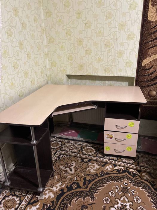 Офісний стіл з поличками