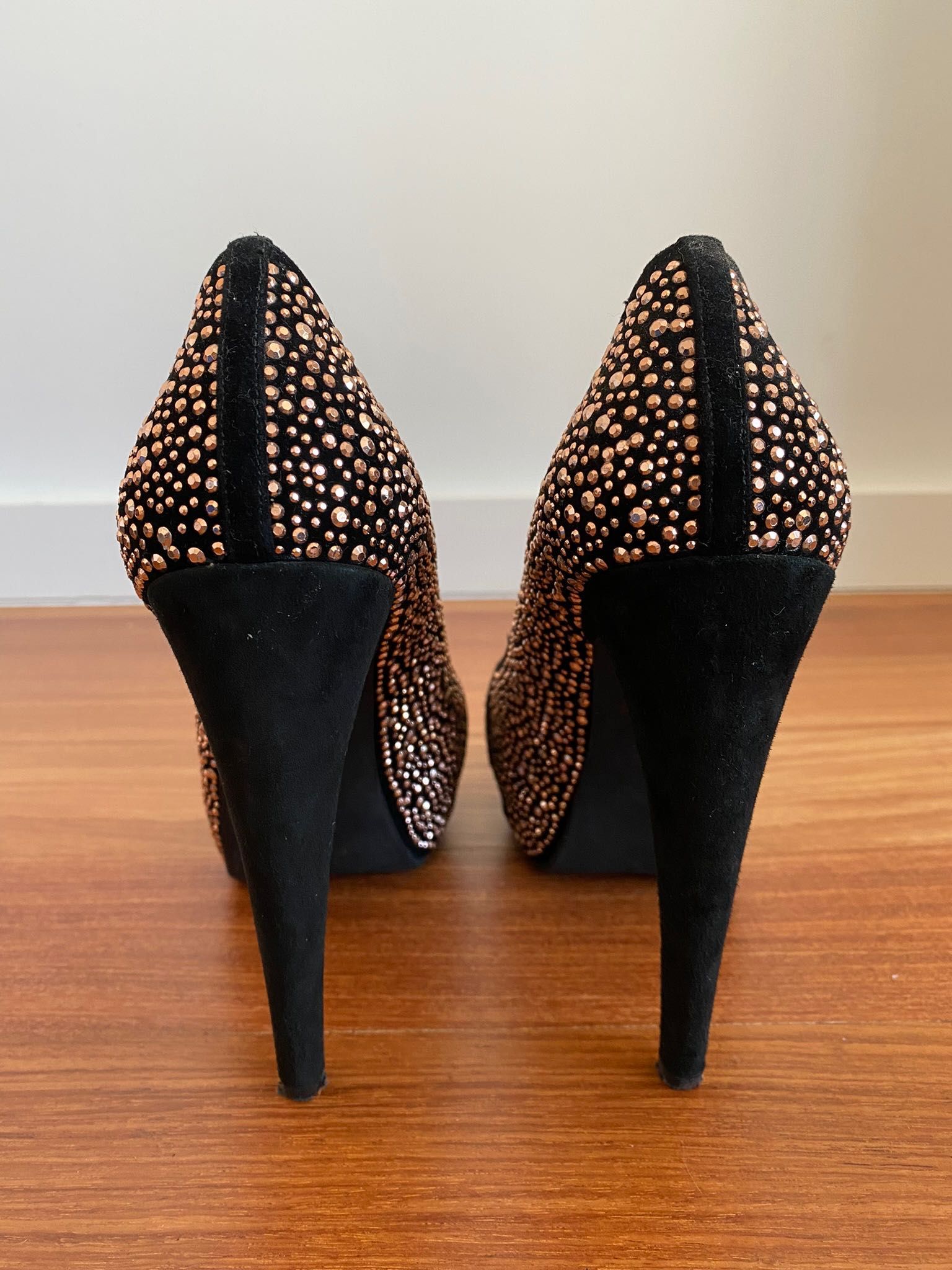 Sapatos pretos com tachas Jeffrey Campbell