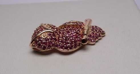 Zawieszka sowa z rubinami srebro złocone.