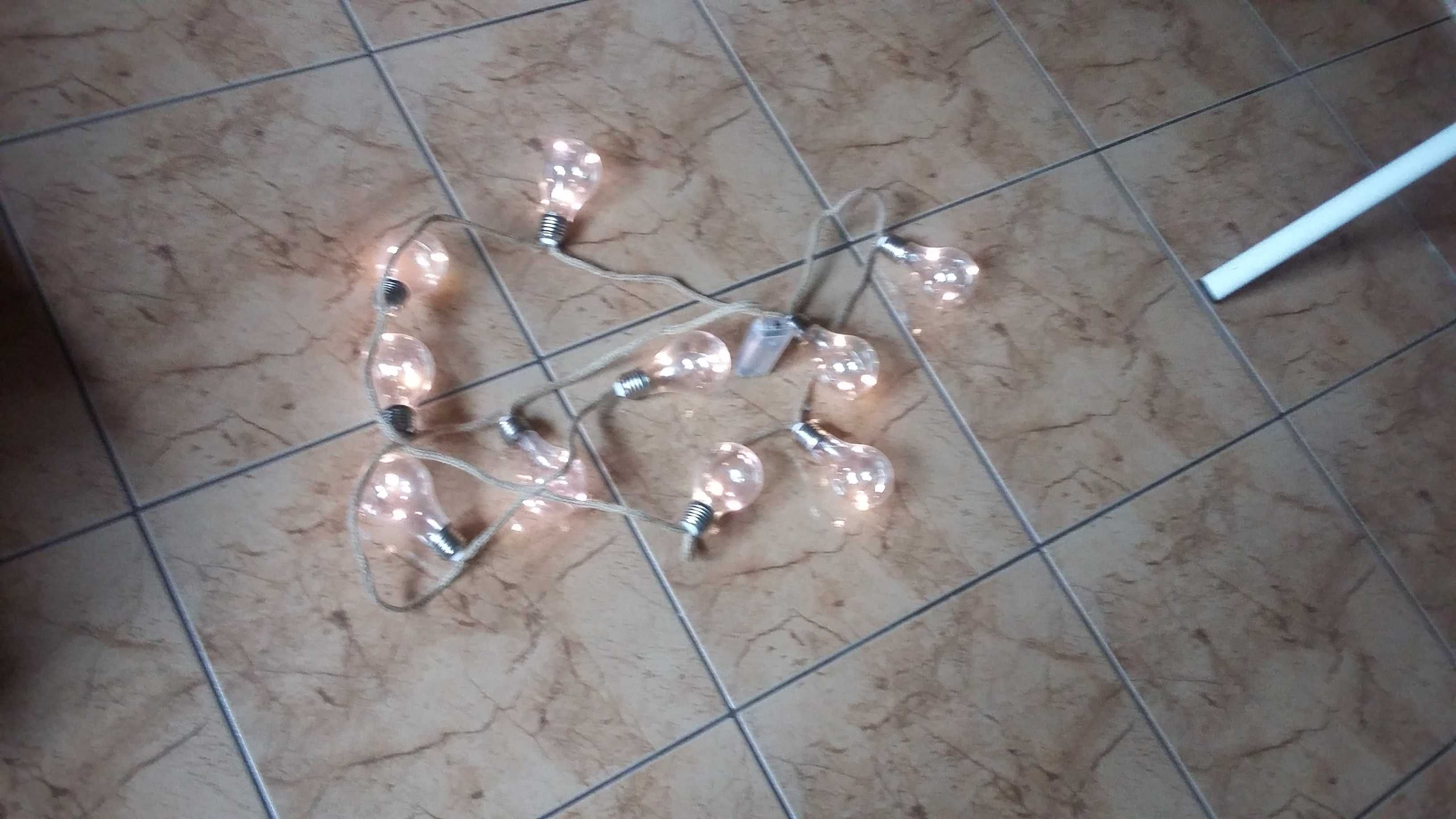 Lampki, zarowki powiązane sznurem ozdobne