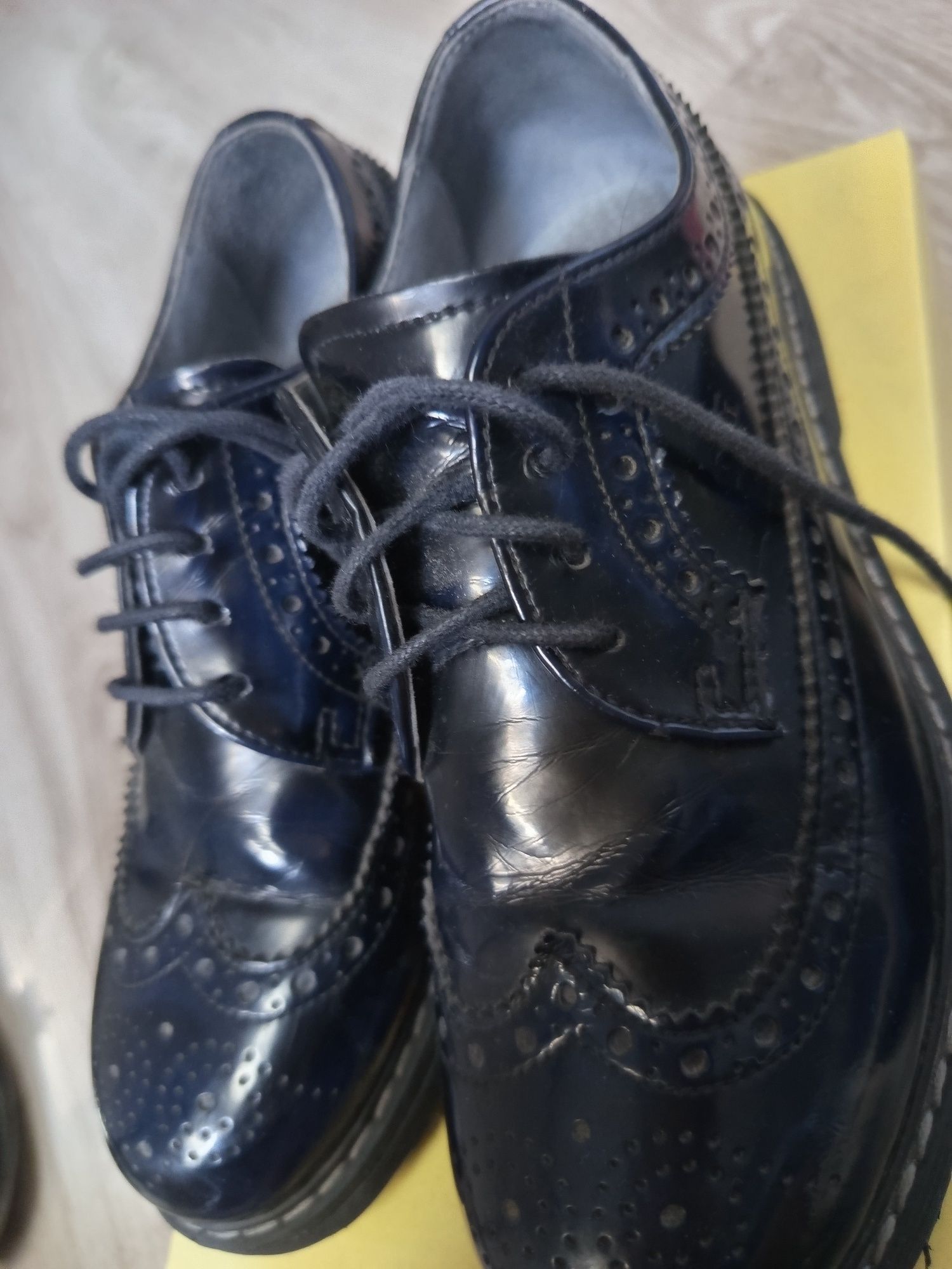 Czarne buty ze zdobieniami