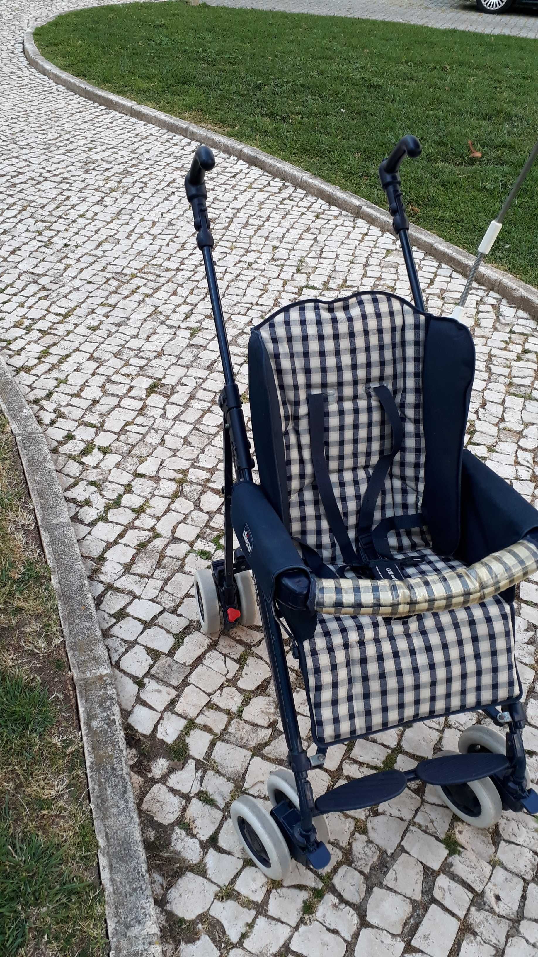 conjunto trio de carrinho bebé da Chicco, cadeira, berço e ovo.