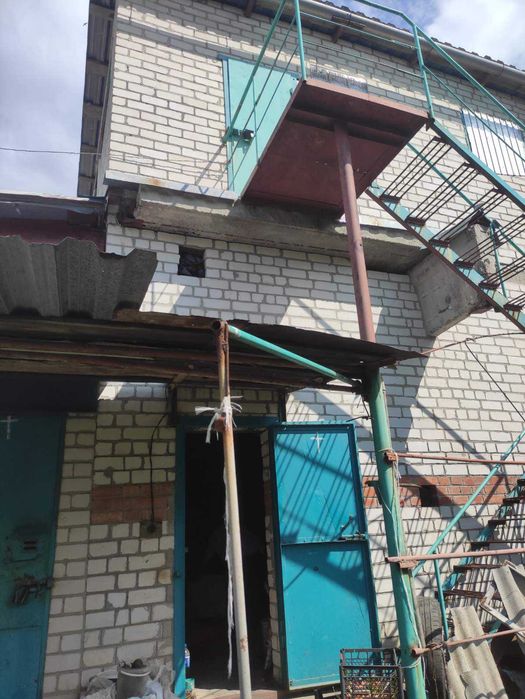 продам здание в центре Чугуева с 2 этажным жилым домом