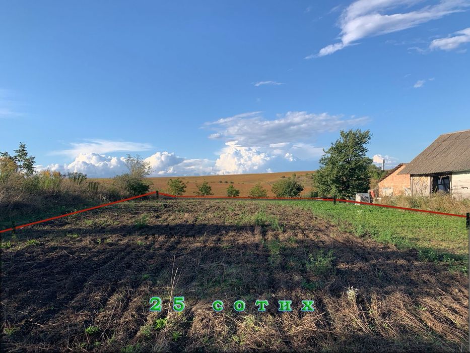 Ділянка біля Рівного з старим будинком