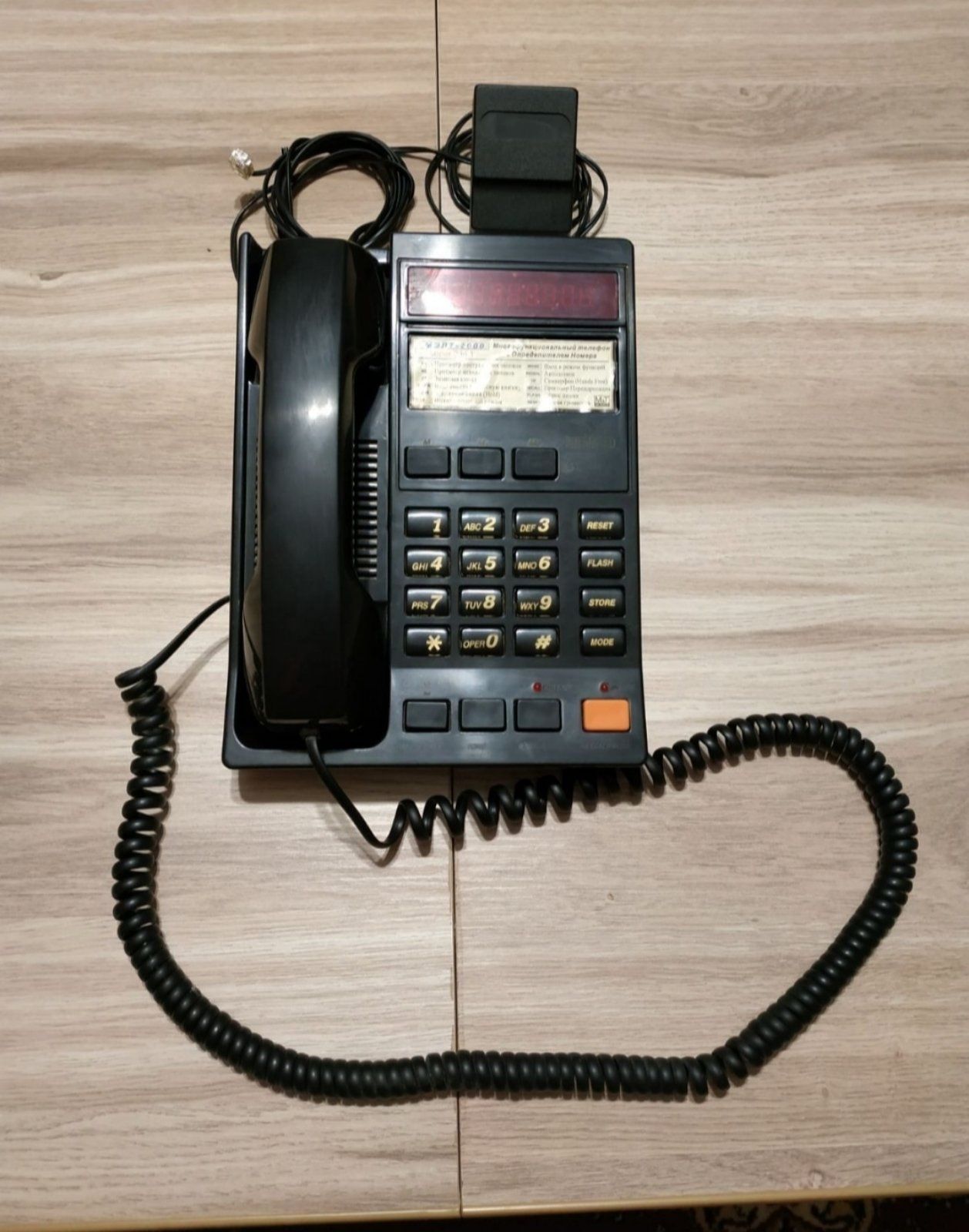 Стационарный телефон с определителем номера и автоответчиком.