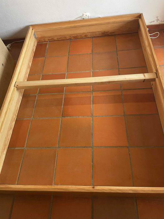 Cama e Mesas de Cabeceira em Pinho Maciço