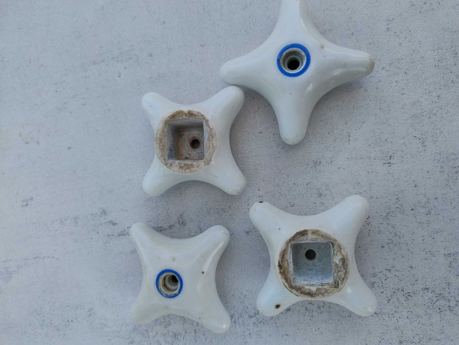 Pokrętła do baterii z porcelany. PRL