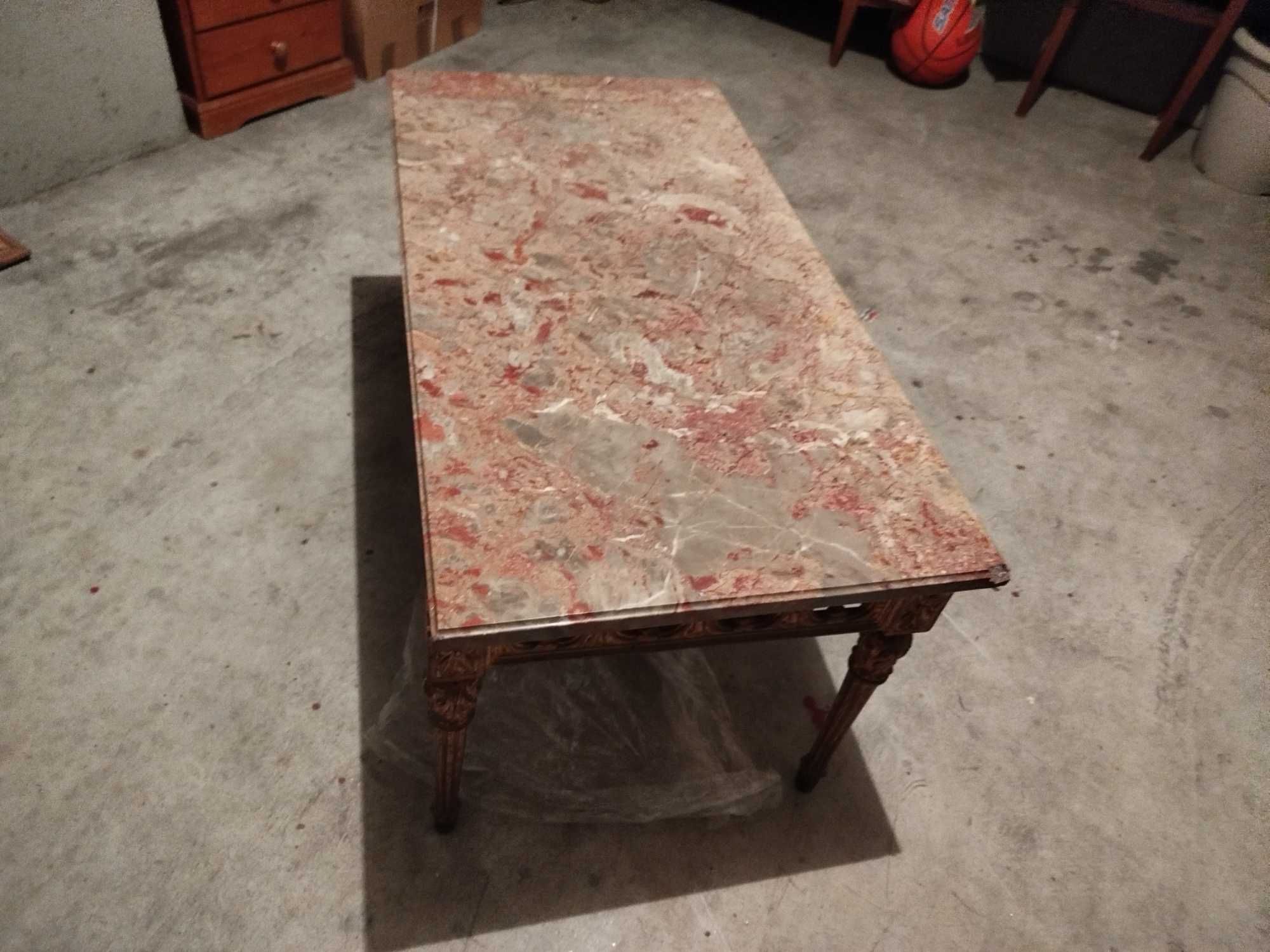 Mesa de centro dourada