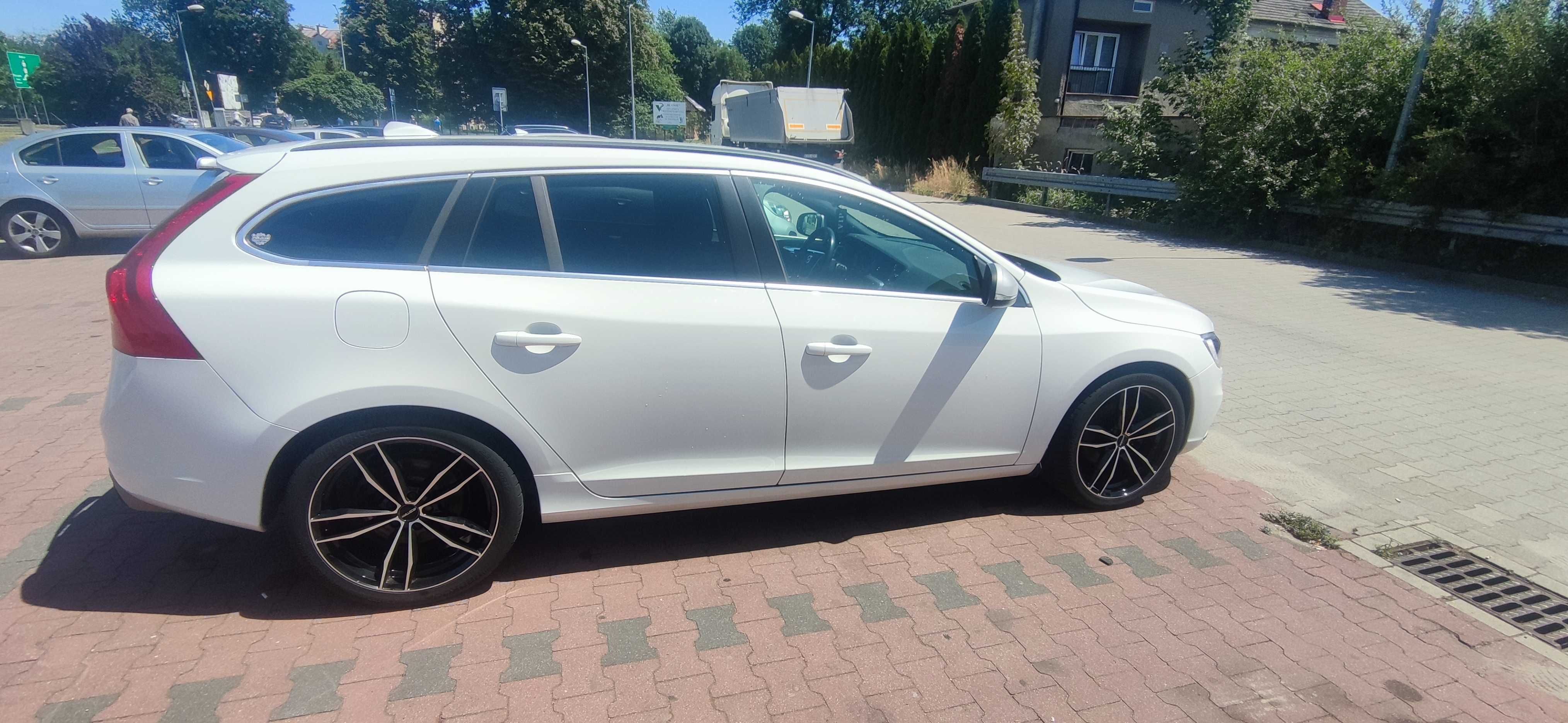 VOLVO v60 D4 R-design