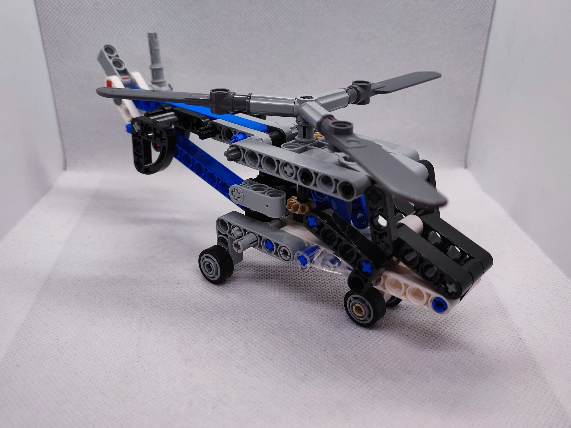 LEGO® 42020 Technic - Helikopter Dwuwirnikowy