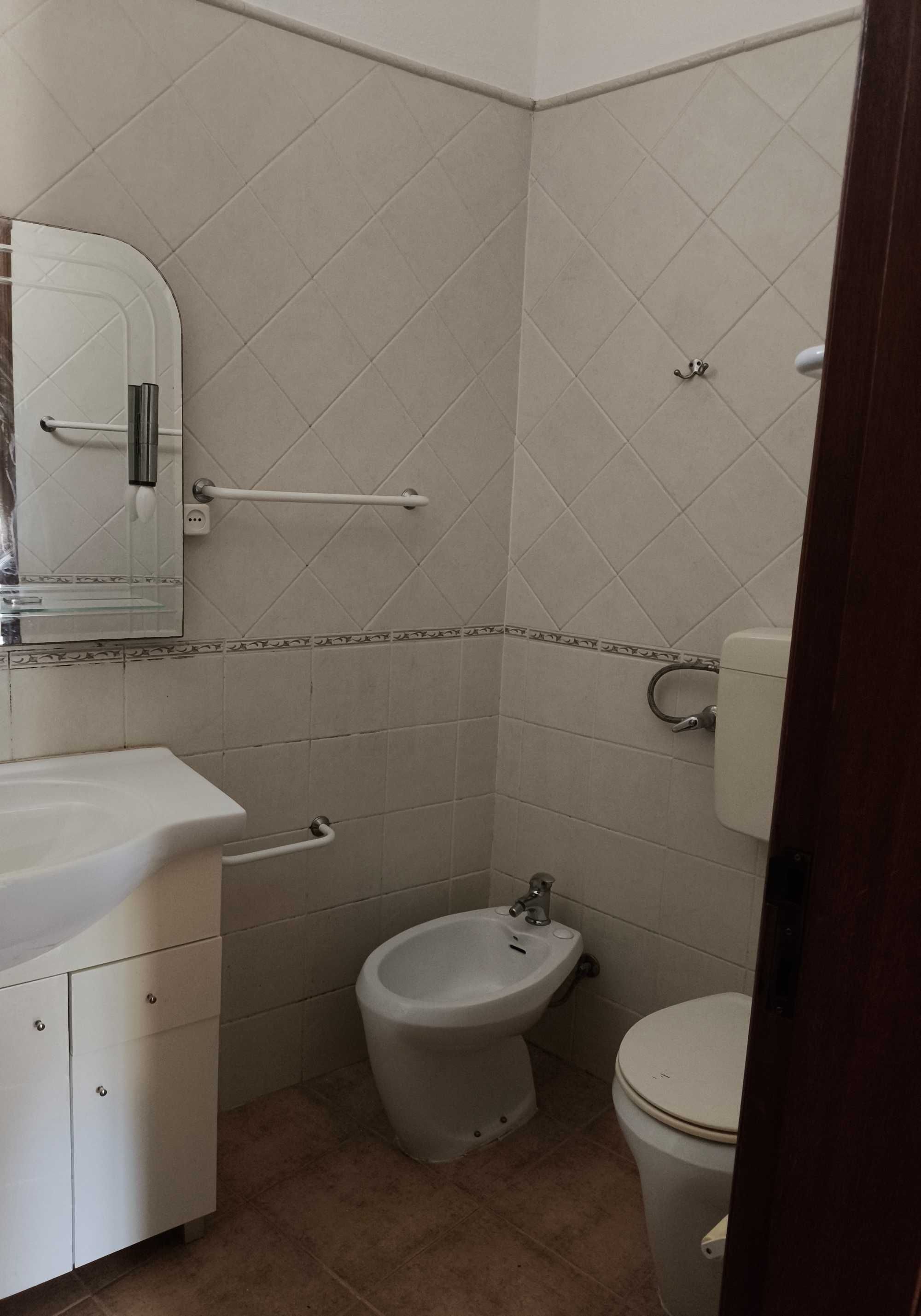 Moradia V2 em Santa Bárbara de Nexe