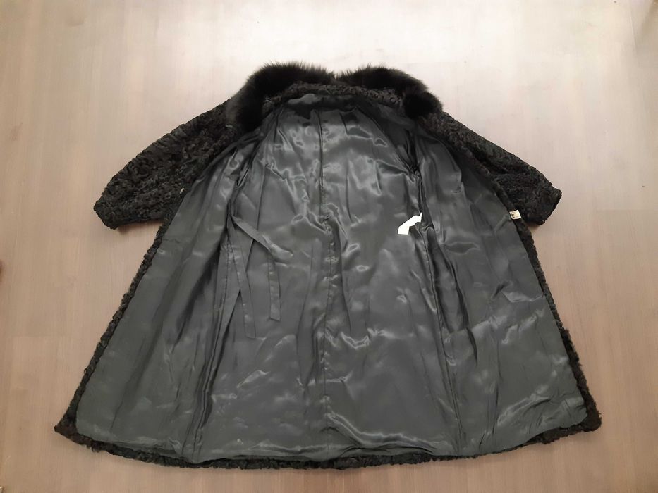 Каракулева зимова шуба