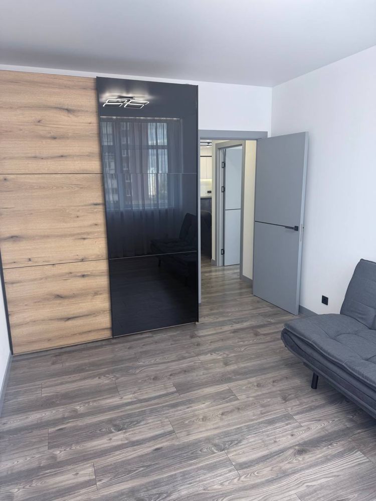 Продаж 2-кімнатної квартири з ремонтом  Жк Варшавский 2