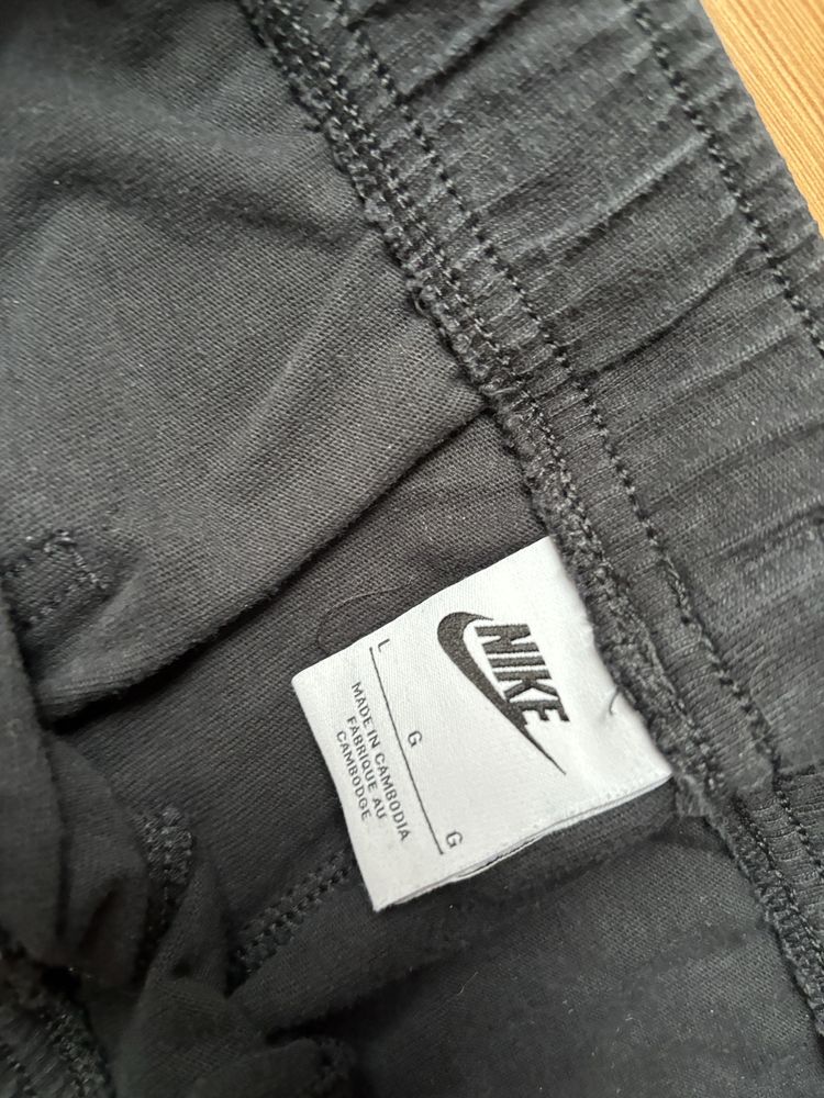 czarne dresy nike