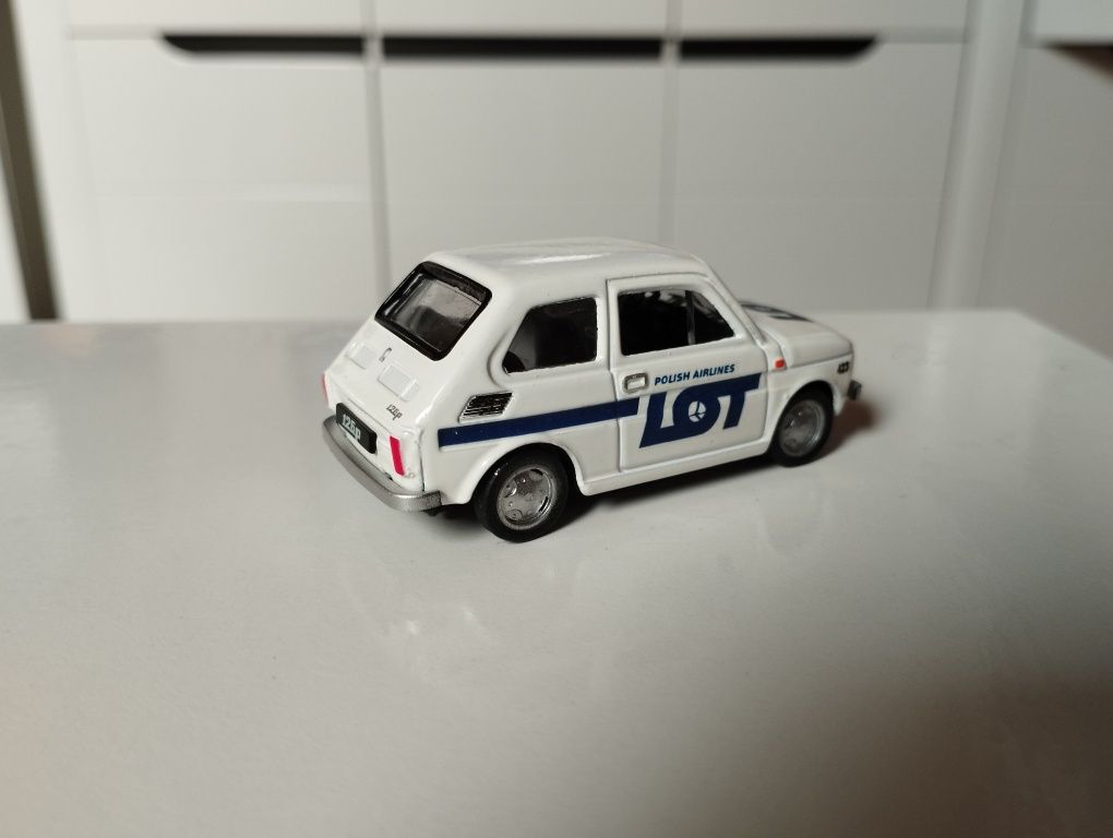 Samochód PRL model  Fiat 126p resorak PLL LOT lotniskowy samochód obsł