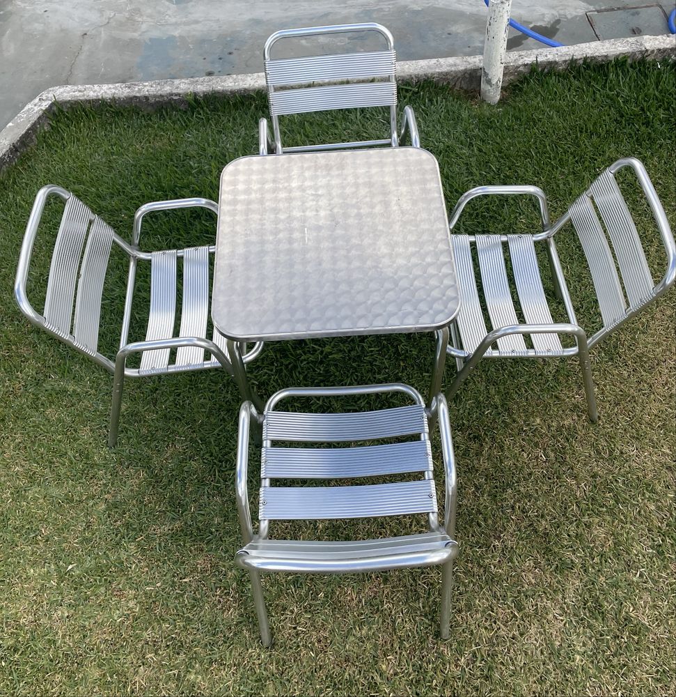 Mesa de aluminio com 4 cadeiras