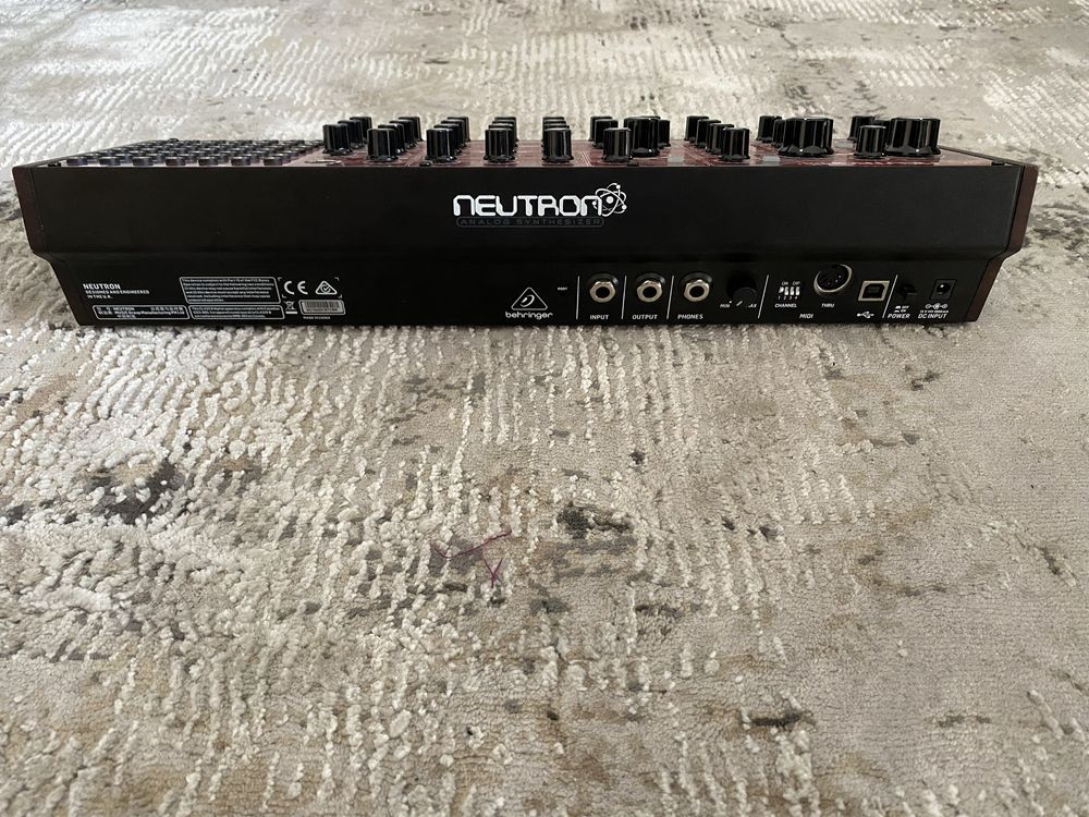 Syntezator analogowy Behringer neutron