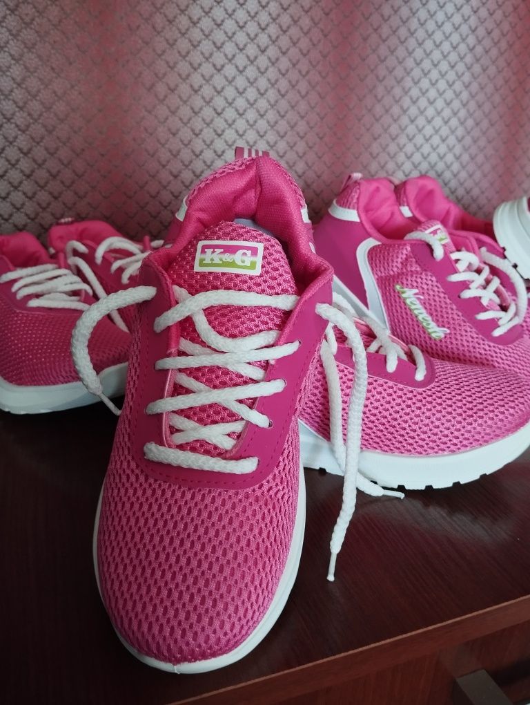 Жіночі кросівки рожеві