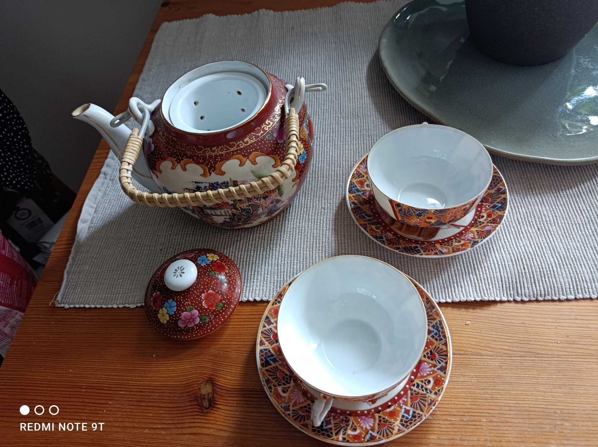 Zestaw chińskiej porcelany,czajnik plus dwie filiżanki i podstawki