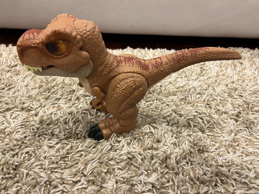 Интерактивный динозавр ходит