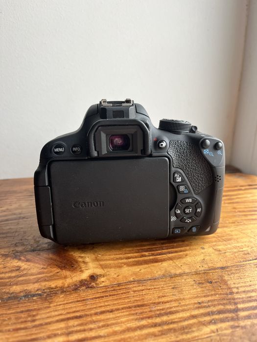 Canon 700D + canon efs 18-55mm