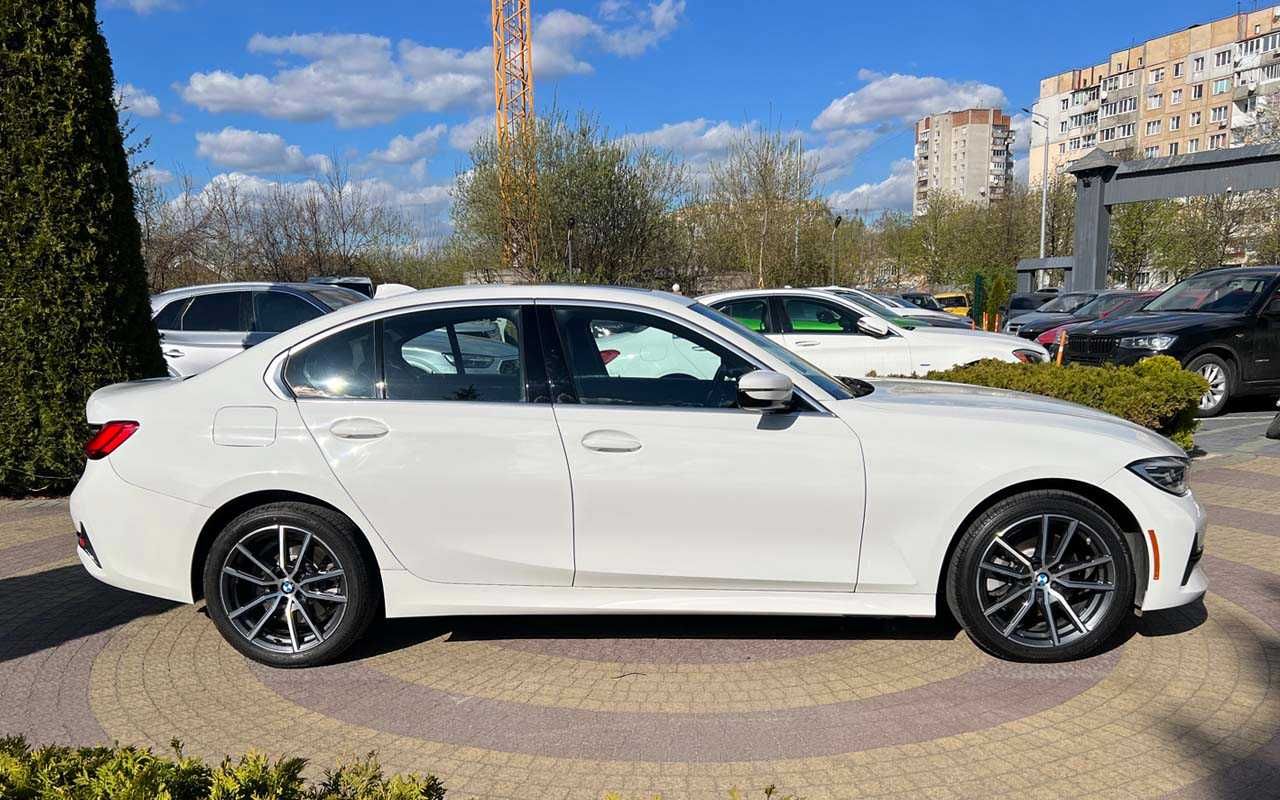 BMW 330 2019 року