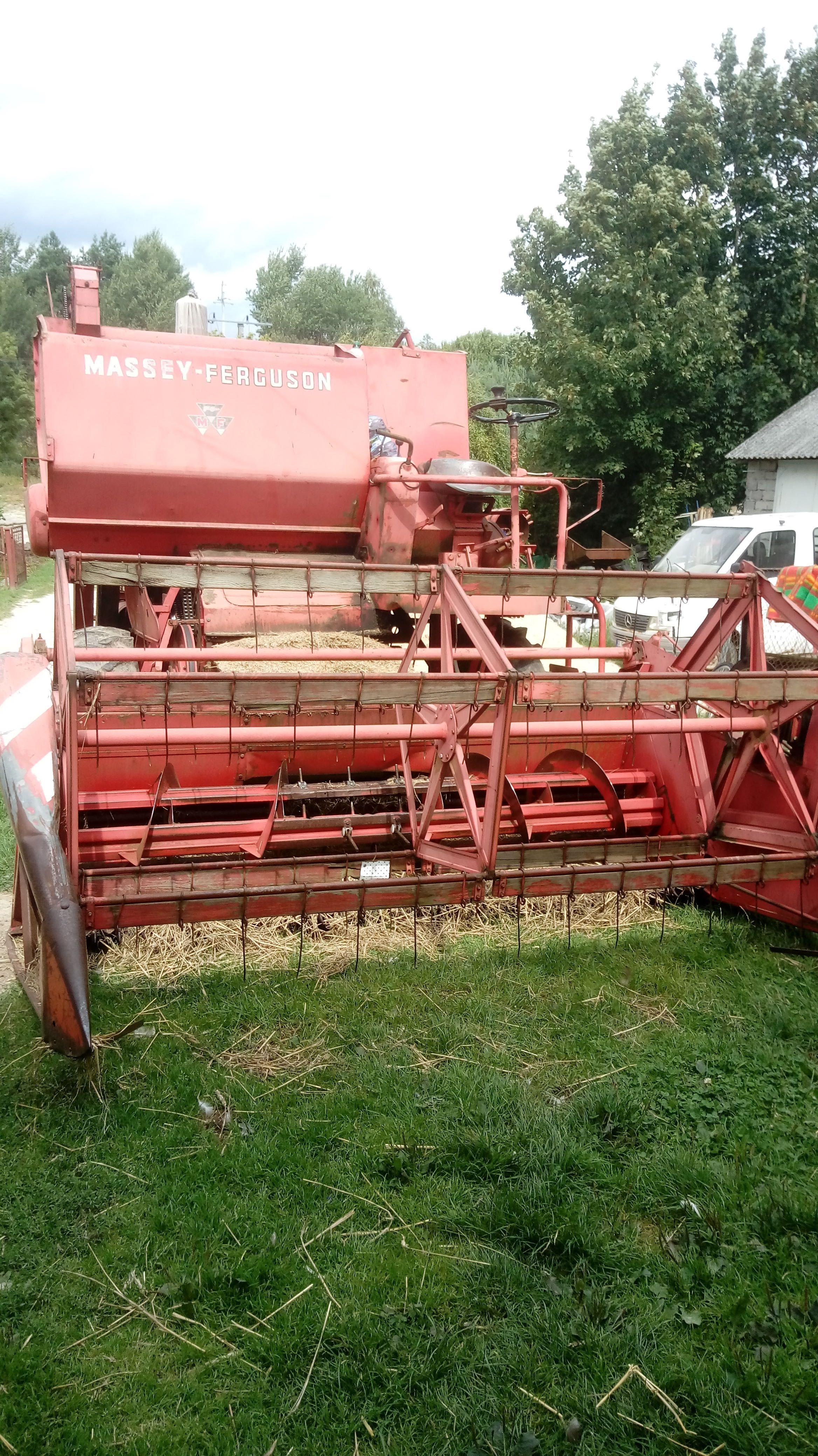 Kombajn Massey Ferguson z sieczkarnią