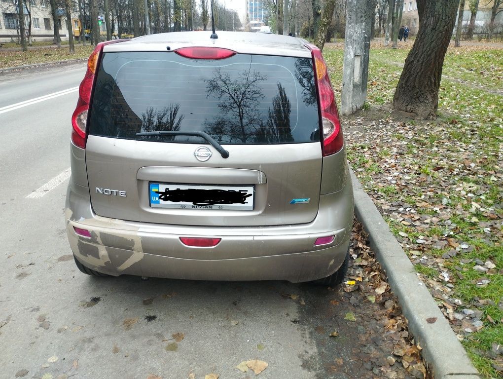 Nissan note E11  бензин