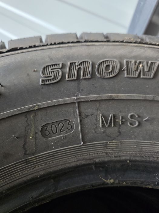 Opony zimowe dwu letnie 235 70 r16 jak nowe 23rok