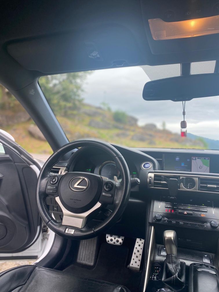 Lexus IS 300h F SPORT