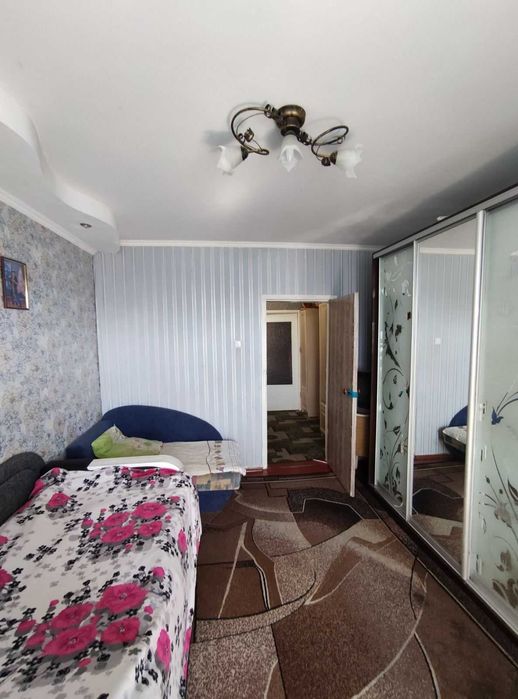 Продаж 3-кімнатної квартири в м. Обухів, центр (зупинка Школа)