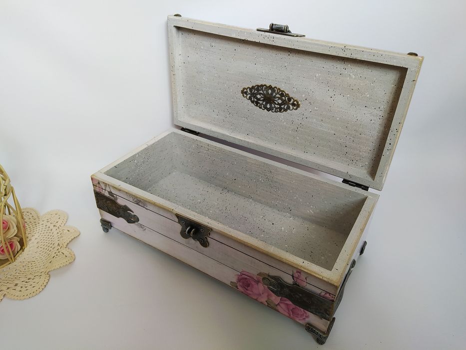 Великий дерев'яний сундук в стилі Шеббі шик