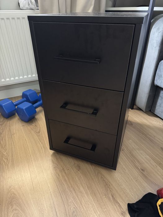 Тумба чорного кольору з резетками