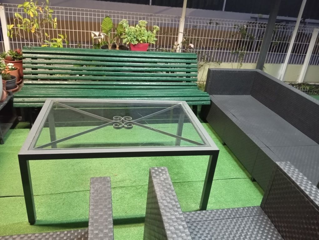 Banco , sofás  e mesa de jardim