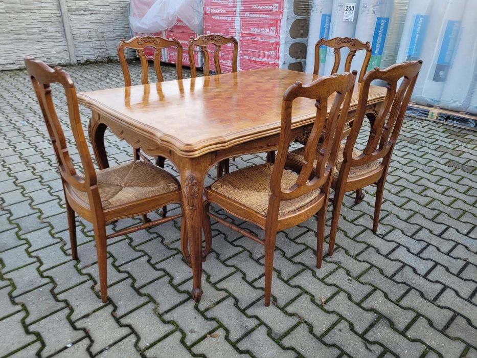 Elegancki stół ludwikowski rozkładany z krzesłami.