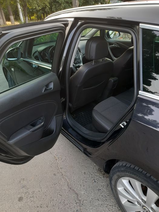 OPEL astra sports tourer 2011г.