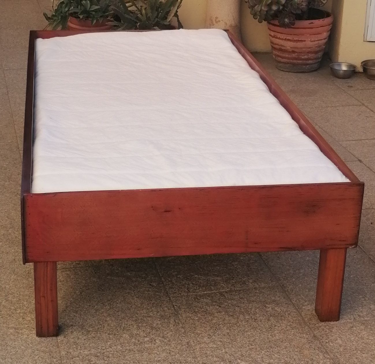 Vendo CAMA de SOLTEIRO com ESTRADO e COLCHÃO em madeira  como nova.
