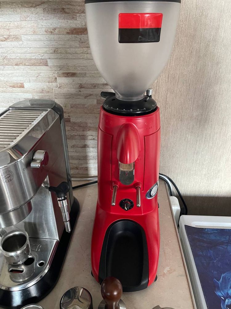 Кавоварка DeLonghi та професійна кавомолка  Compak K3 Touch Anthracite
