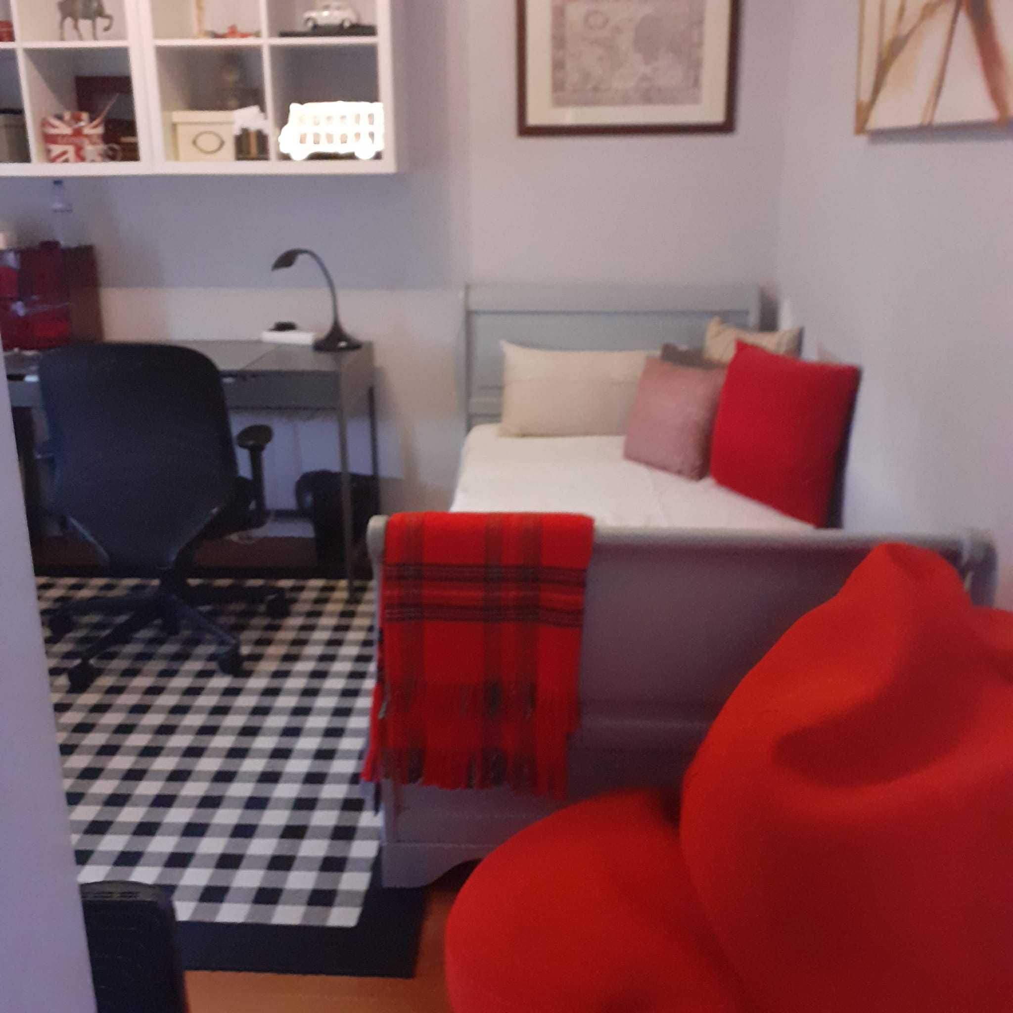 Cama solteiro em madeira maciça