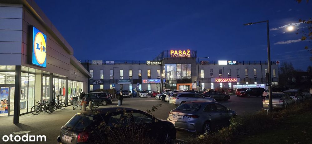 Lokal 44 m2 na parterze w Galerii handlu i usług, naprzeciw wejścia
