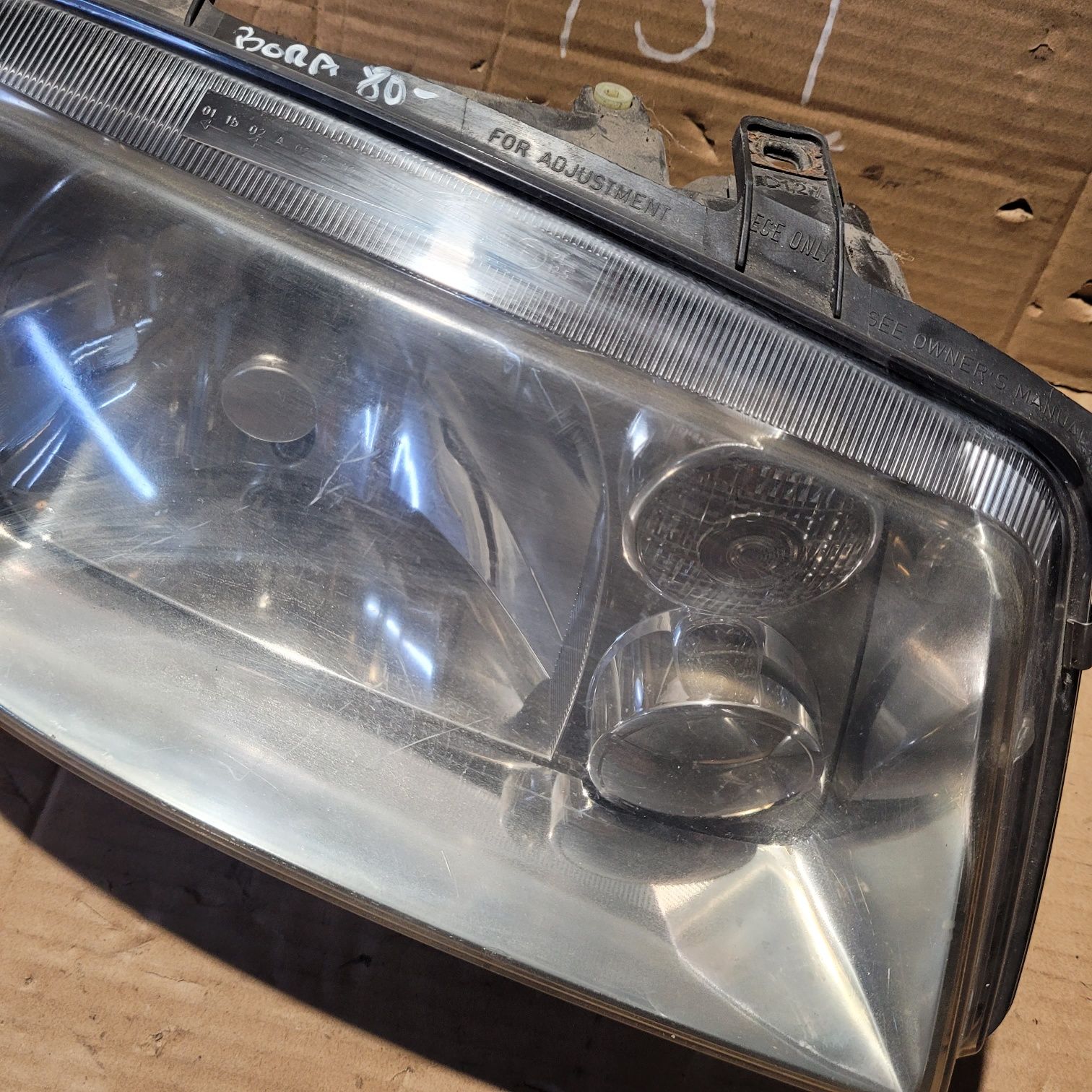 Lampa przód prawa vw bora 2001r HELLA