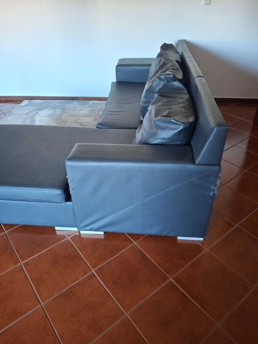 Sofá grande e confortável..