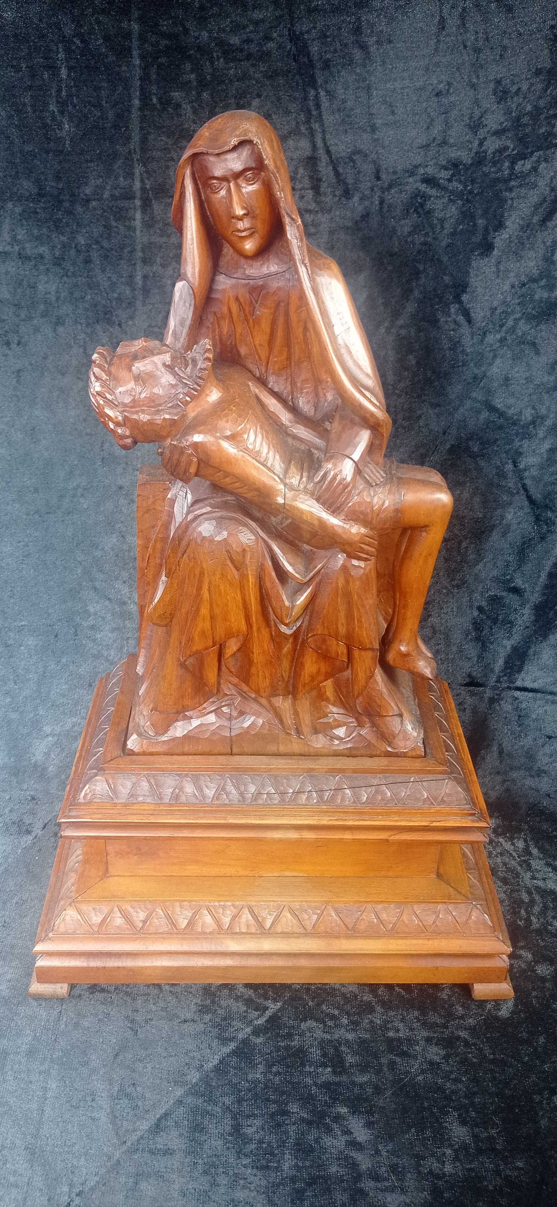 Pieta duża rzeźba przedstawiająca Matkę Boską z synem bożym