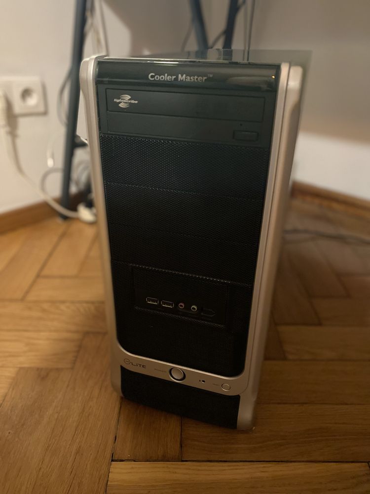 Komputer PC z monitorem
