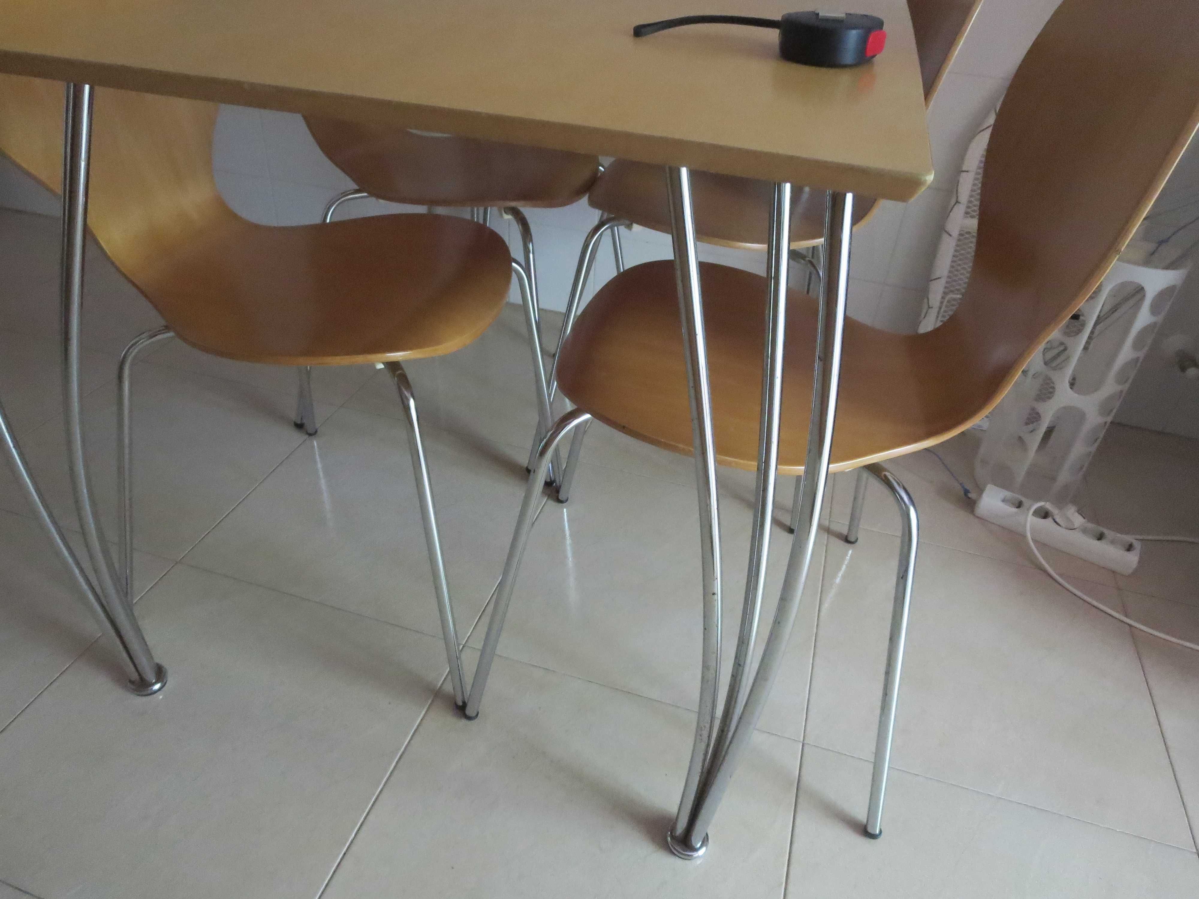 Mesa de Cozinha + 4 cadeiras