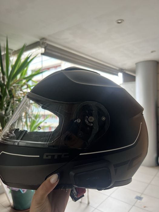 capacete preto modular com cardo