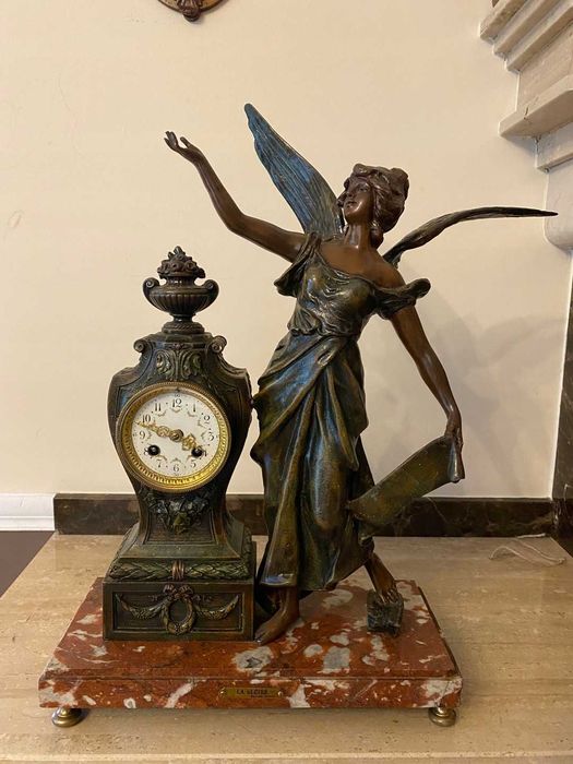 Zegar kominkowy figuralny z XIX wieku.