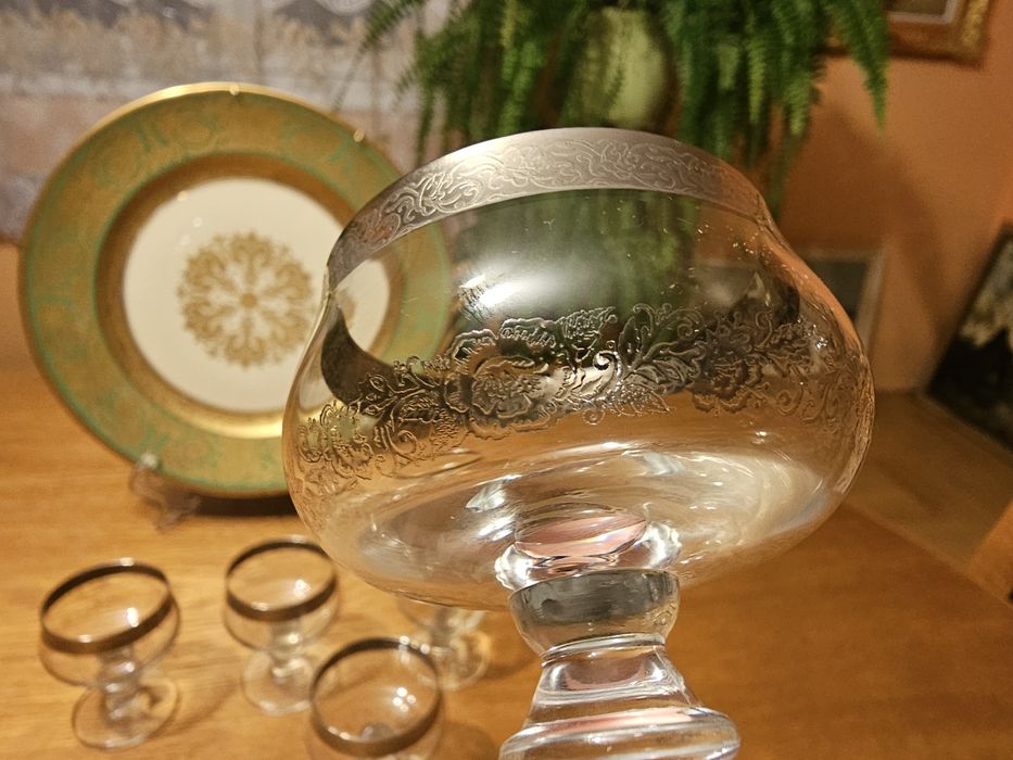 Kieliszki do likieru lub mocnych trunków.